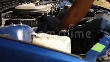 修理汽车的机械师新西兰汽车修理汽车。 关门