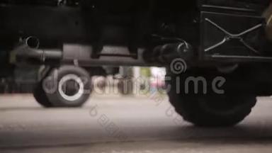 在阅兵式上用高射炮在后面的军用车辆通过的轮子的特写镜头。