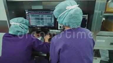 医生在<strong>电脑显示器</strong>上观察病人的核磁共振检查结果