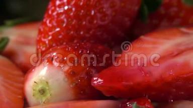 一滴水滴滴在半汁草莓上
