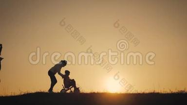 日落时分，剪影一家人在一起。 女孩学骑自行车，妈妈教女儿骑自行车