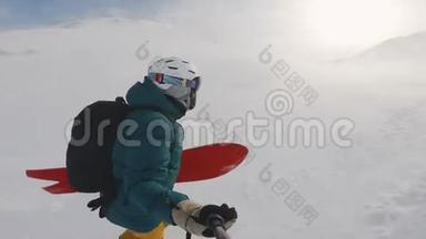 在南极风雨飘摇的日子里，滑雪板上山，拿着木板，拍摄在戈普罗英雄8黑，框架拍摄在一个