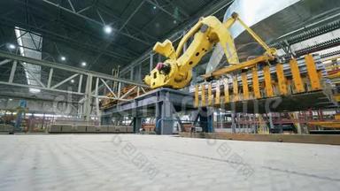用现代工厂工业设备机械搬迁砖批的快速运动