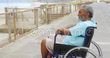 考虑周到的残疾积极老年非裔美国人男子轮椅在长廊4k