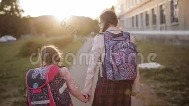 两个姐妹的女学生从学校步行回家。 姐姐带着妹妹放学回家。 观点
