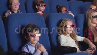快乐的孩子在现代电影院看有趣的3D漫画