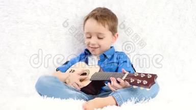 一个孩子高兴地弹着吉他，坐在白色沙发上唱歌