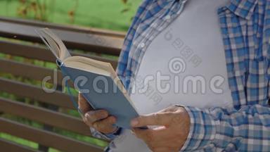 一个在公园看书的老人