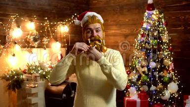 造型圣诞老人，长胡子摆在木制背景上。 礼物的情感。 一个野蛮成熟的圣诞老人的肖像