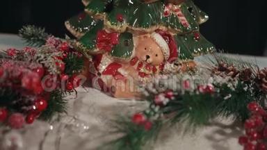 球，戴帽子的熊和涂在瓷质圣诞树上的围巾..