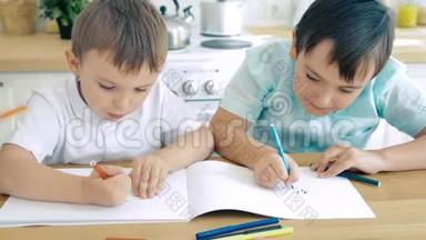 妈妈帮助两个儿子在相册里画记号。 学前教育