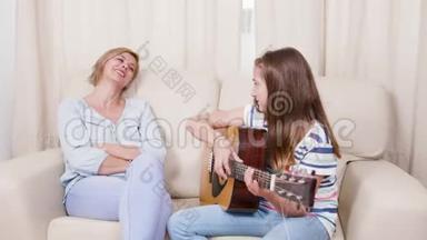 <strong>少女弹吉他</strong>的歌给母亲听