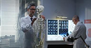 医生分析骨骼x光片