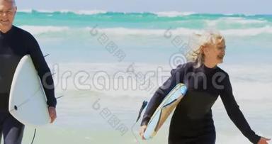 活跃的高加索族夫妇在海滩上奔跑的正面景色