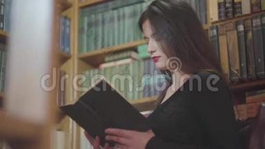 深色头发的女孩在<strong>书架</strong>背景下图书馆<strong>看书</strong>的肖像。