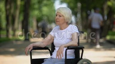 在疗养院公园坐在<strong>轮椅</strong>上的令人不安的<strong>老年</strong>妇女身患绝症