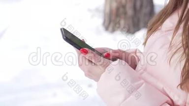 一个女孩拿着绿色屏幕的手机在社交网络上<strong>翻页</strong>