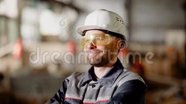 成年建筑工人戴防护头盔的肖像，一个人享受高质量的建筑过程