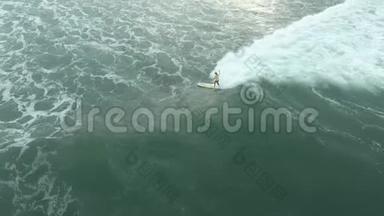 极限水上运动，女人在水上滑翔冲浪板，海洋