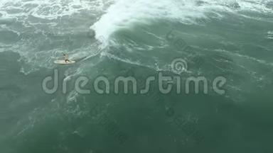 一个女人冲浪，大海浪，高角度镜头，巴厘岛的俯视图