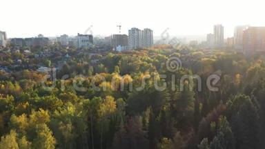 巨大美丽的秋天城市公园和高楼大厦的背景。 城市公园的五彩落叶树。 秋天