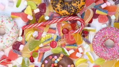 很多五颜六色的糖果。 生日快乐，生日快乐，甜蜜款待，旋转糖果，棒棒糖，明亮的