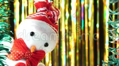 可爱的雪人戴着红帽子，<strong>鞠躬</strong>从现场看着你。 金色背景的圣诞问候。 新年节日主题
