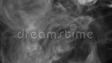 现实的抽象烟雾蒸气效应。 白色烟雾在黑色背景上缓慢运动。 漂浮的雾云笼罩着黑色的背景。