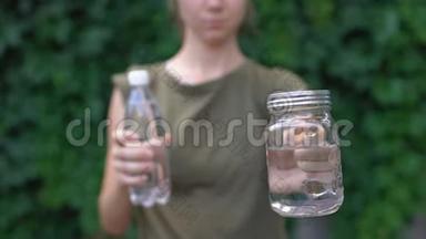 女士在镜头前展示玻璃杯，<strong>而不是</strong>塑料瓶，节省了地球