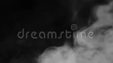 现实的抽象<strong>烟雾</strong>蒸气效应。 白色<strong>烟雾</strong>在黑色背景上缓慢<strong>运动</strong>。 漂浮的雾云笼罩着黑色的背景。