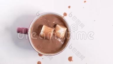 带棉花糖的热巧克力。 在一杯热饮料特写镜头中落下的棉花糖。 冬季概念，秋季