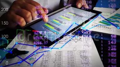 从事商业图表和金融数字在线工作的金融<strong>分析师</strong>。