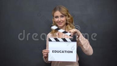 女生在单词教育中使用剪贴板，开学，毕业