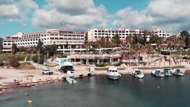 塞浦路斯<strong>酒店</strong>餐厅和白船在珊瑚湾海滩海上码头。 <strong>酒店</strong>和游船在海附近的鸟瞰图