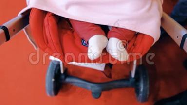 刚出生的婴儿在婴儿车里睡觉时双脚摆动，俯视图