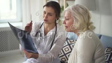 年轻医生和<strong>老</strong>妇人谈论她的X光