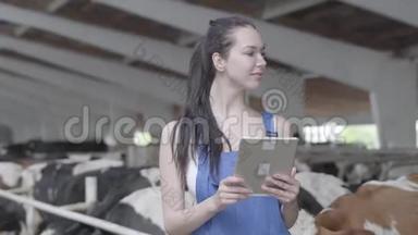 一位年轻的心腹女农夫带着奶牛在农场参观谷仓，并在平板电脑上记录<strong>证词</strong>