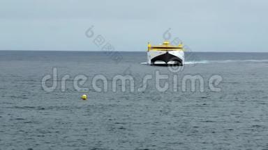黄白色的大型海洋轮渡双体船在海洋水面上移动