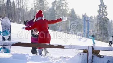 在阳光明媚的日子里，在山地滑雪场进行多元文化的约会。 冬季，体育，假日，关系，爱情，圣诞节