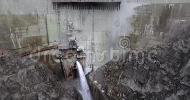 无人机用楼梯从石山上的一座大坝上射出水流