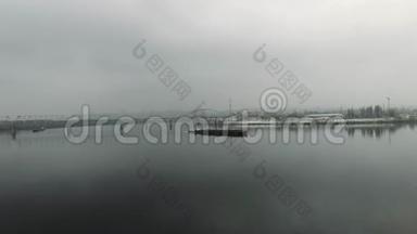 大孤独的老铁驳岸漂在河上.. 在工业城市的河流上，苏格兰人在雾中航行，空中无人机的视野
