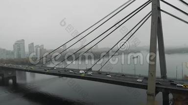 巨大的混凝土灰色桥梁与钢缆结合在大都市的两侧工业烟雾。 汽车和<strong>公共交通工具</strong>