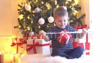 可爱的<strong>小男孩</strong>解开圣诞礼物。 孩子在家开<strong>新年</strong>礼物。