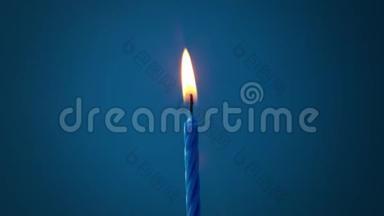 深蓝色背景上的深蓝色蜡烛被吹灭，烟雾消失了