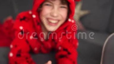 一个穿着红色睡衣、戴着头巾的鹿的英俊蓝眼睛男孩的亲密肖像。 <strong>平安</strong>夜，<strong>圣诞节</strong>