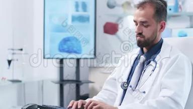 在现代<strong>研究中心</strong>，一位医生正在电脑键盘上打字