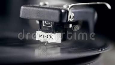 一个复古的留声机播放音乐从乙烯基唱片。
