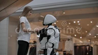穿白色t恤的微笑女孩与人形生物接触。 赛博格帮助女孩回答问题。 <strong>有用</strong>的机器人
