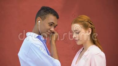 与女友共用耳机听最喜欢的抒情歌曲