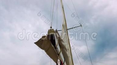 4K视频帆在意大利的游艇上。 有人在拉。 他伸展它，这样他就可以随风航行了。 它在上面